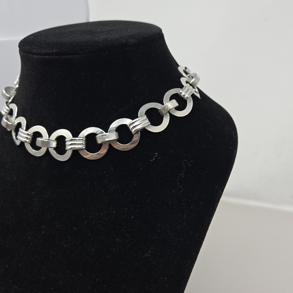 Silver Tone Oval Linked Women's Minimalist Necklace Choker Casual to Night Out - Picture 2 of 6